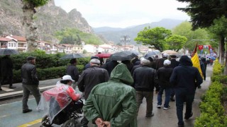 Amasyada yağmur altında 1 Mayıs yürüyüşü