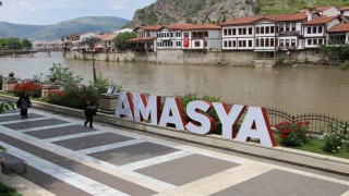 Amasyada Yeşilırmakın debisi 130 metreküpe kadar düştü: Vatandaşlar güneşli havada nehri izledi