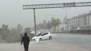 Aniden bastıran sağanak Düzcelileri hazırlıksız yakaladı
