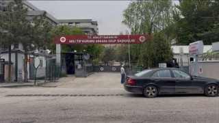 Ankarada kamyonun altında kalan 2 belediye işçisinin cenazeleri adli tıbba getirildi