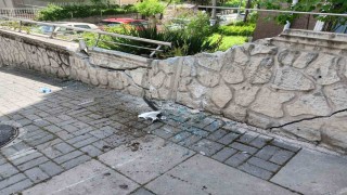 Ankarada özel halk otobüsü apartmanın bahçe duvarına çarptı