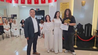 Anneanne, kızı ve torunu motivasyon etkinliğinde sahneye çıktı
