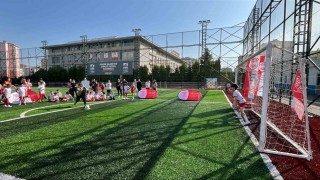 Anneler Gününde çocuklarına penaltı attılar
