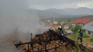 Antalyada 110 yıllık düğmeli ev yangında küle döndü