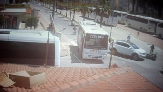 Antalyada göz göre göre kaza kameraya yansıdı