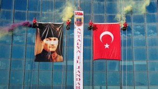 Antalyada JAK timi, halatla sarktıkları 64 metre yükseklikte Türk bayrağı açtı