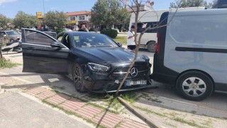 Antalyada minibüs park halindeki araca çarptı: 4 yaralı