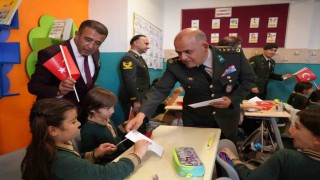 Antalyada minikler ilk mektuplarını Mehmetçiğe yazdı: İyi ki varsın