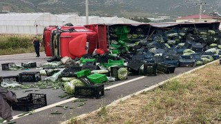 Antalyada sebze yüklü kamyon ile motosiklet çarpıştı: 3 yaralı