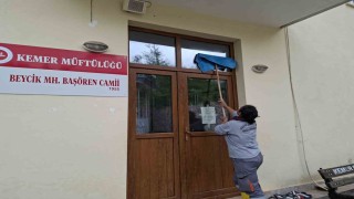Antalyanın Kemer ilçesinde  bayram öncesi camilerde temizlik seferberliği