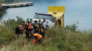 Araç ezilmekten son anda kurtuldu: Kamyon denize düştü, 2 kişi yaralandı