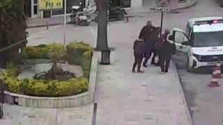 Aracından inip polis otosunun önüne geldi, hayatını Heimlich manevrasıyla polisler kurtardı