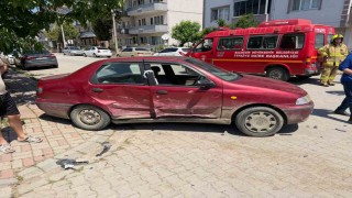 Araçta sıkışan 3 yaralıyı itfaiye kurtardı