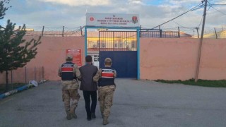 Aranan şahıslar Jandarmadan kaçamadı