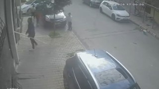 Arnavutköyde dehşet anları: Çocuklara saldırdı, bina sakinlerine bıçak çekti