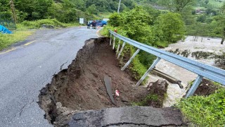 Artvinde dere taştı, 5 köyün ulaşımını sağlayan yol hasar gördü