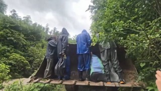 Artvinde taşan dere 4 çay işçisini mahsur bıraktı, imdatlarına ekipler yetişti