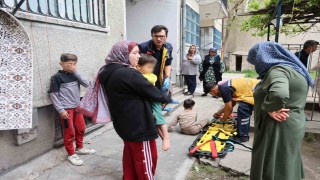 Aşağı düşen kardeşine bakarken kendisi de düştü