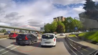 Ataşehirde taralı alandan kaynak kamerada: Hem kural ihlali yaptı hem de diğer sürücü ile tartıştı