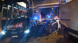 Ataşehirde zincirleme kaza: Alkolü sürücü otobüse çarparak durabildi