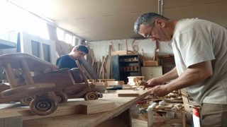 Atmaya kıyamadığı ahşapları sanat eserine çeviren 50 yıllık ustanın oyuncak arabaları ilgi görüyor
