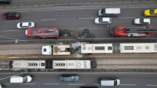 Avcılarda metrobüste yangın: Dumanlar yükseldi, yolcular tahliye edildi