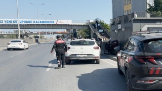 Avcılarda otomobilin çarptığı motosikletli bariyerlere sıkıştı