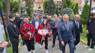 Avrupa şampiyonu milli güreşçi, memleketinde davul zurnayla karşılandı