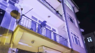 Ayrıldığı erkek arkadaşı evi bastı, kadın alt katın balkonuna atladı
