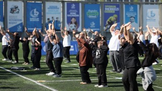 Bağcılarda çocuklar ve yetişkinler zumba etkinliğinde bir araya geldi