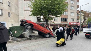 Bağcılarda freni boşalan kamyon park halindeki 8 araca zarar verdi