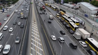 Bahçelievlerde İETT Otobüsü arızalandı, trafik nedeniyle vatandaş yol ortasında otobüs bekledi