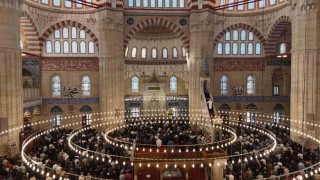 Bakan Güler Selimiye Camiinde vatandaşlarla bayramlaştı