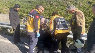 Bakırköyde kamyonete çarpan motosikletli yaralandı