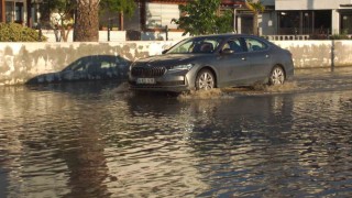 Balıkesirde lodos denizi taşırdı, yollar göle döndü