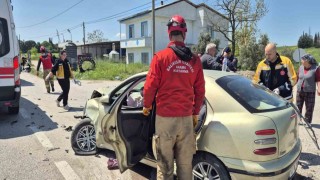 Balıkesirde otomobiller çarpıştı: 3ü ağır 6 yaralı