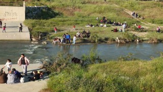 Balıkesirde vatandaşlar Hıdırellezi dilek tutarak ve dereye taş atarak coşkuyla kutladı