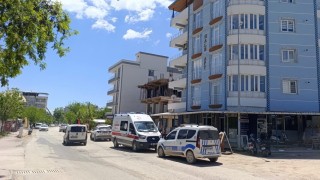 Balkona çıkan şahsı ekipler ikna ederek indirdi