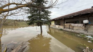 Barajın taşan suyu mahalle girişini kapattı, vatandaşın evine doldu