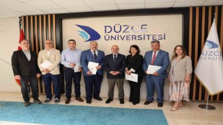 Başarı belgelerini Rektörün elinden aldılar