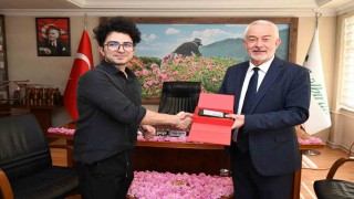 Başkan Başdeğirmen, Çinde 40 milyon takipçili fenomene Isparta gülünü anlattı