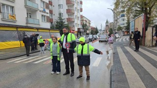Başkan Ekinci, gönüllü öğrencilerle trafik kurallarına dikkat çekti