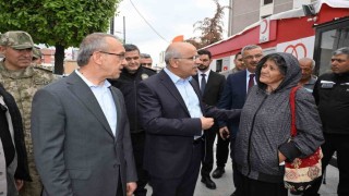 Başkan Er, deprem sonrası sahada çalışmaları inceledi, vatandaşlarla bir araya geldi