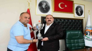 Başkan Hamamcıya şampiyonluk kupası ile takım oyuncularının imzaladığı formayı takdim etti