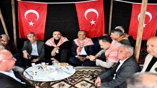 Başkan Uysal, yörüklerle bir araya geldi tuluk başına geçip keşkek dövdü