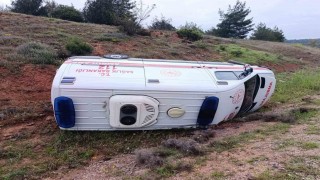 Başkentte direksiyon hakimiyetini kaybeden ambulans yan yattı