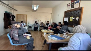 Başöğretmen İlkokulunda ailelerle kitap okuma etkinliği