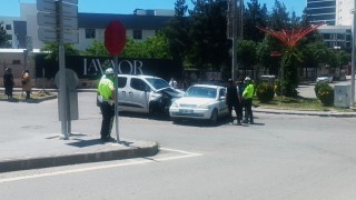 Batmanda hafif ticari araç ile otomobil çarpıştı: 3 yaralı