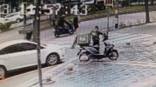 Batmanda motosikletin yayaya çarpma anı kamerada