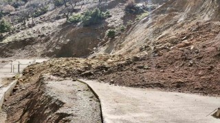 Batmanda sağanakla birlikte köy yolları heyelan nedeniyle ulaşıma kapandı